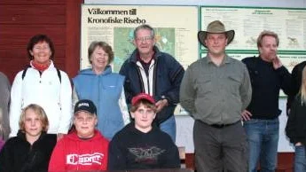 Deltagarna i spökvandringen på Risebo innan de gav sig ut i skogen... Foto: Urban Karlsson