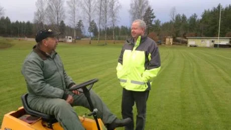 Sören Johansson och Roger Hagelin ser till att bästa gräset i kommunen finns på Hjorthedens IP.