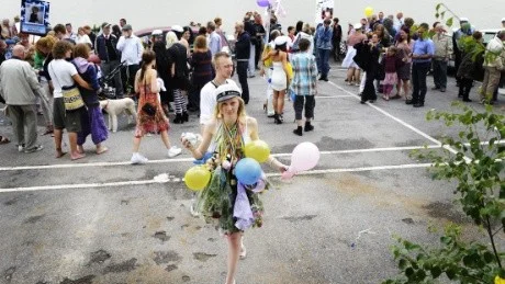 Alexandra Johansson var en av de som tog studenten på Östra Akademin. - Jag har redan ont i nacken av blommorna. Men det är kul, säger hon.
Foto: Karin Hertz
