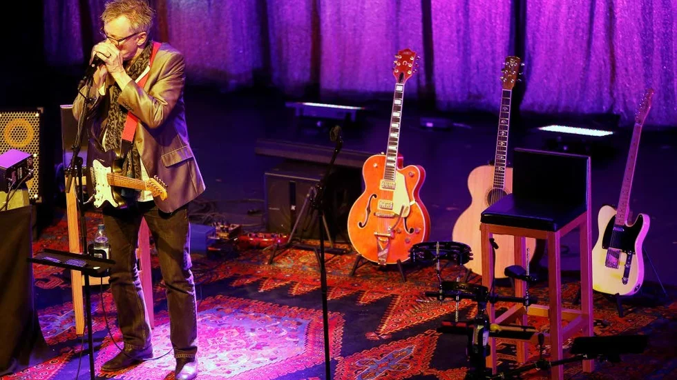 Gamle bluesmannen Ronander spelade emellanåt munspel.
