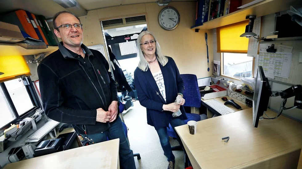 Varm stämning. Percy och Agneta trivs med varandra och med sina stammisar.