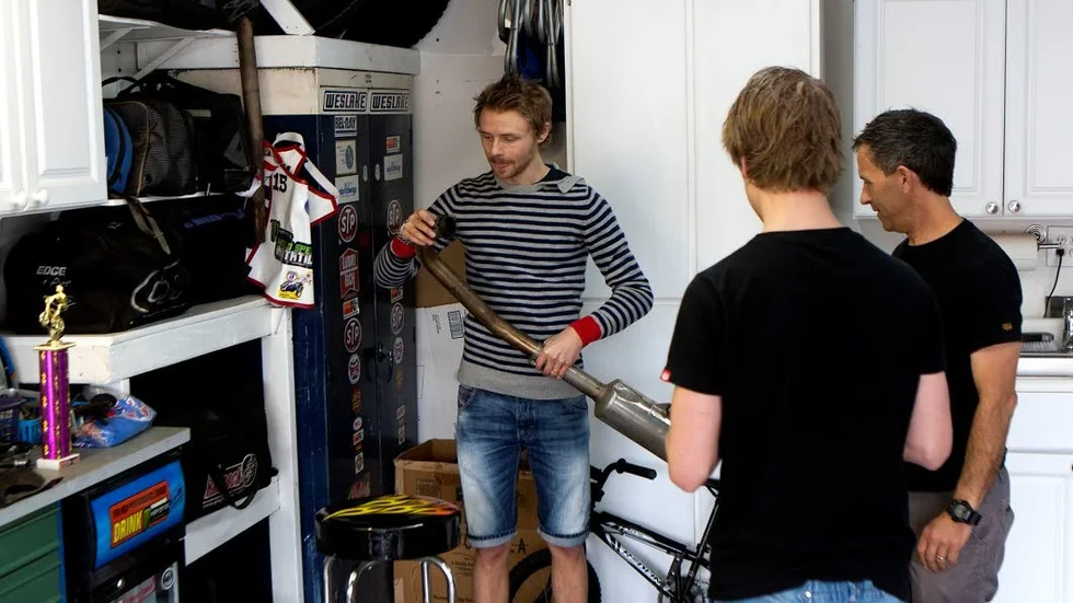Motorljud. Jonas Davidsson med en av de fyra ljuddämpare som godkänts till i år. Han tror inte att alla förare har råd att testa alla fyra.