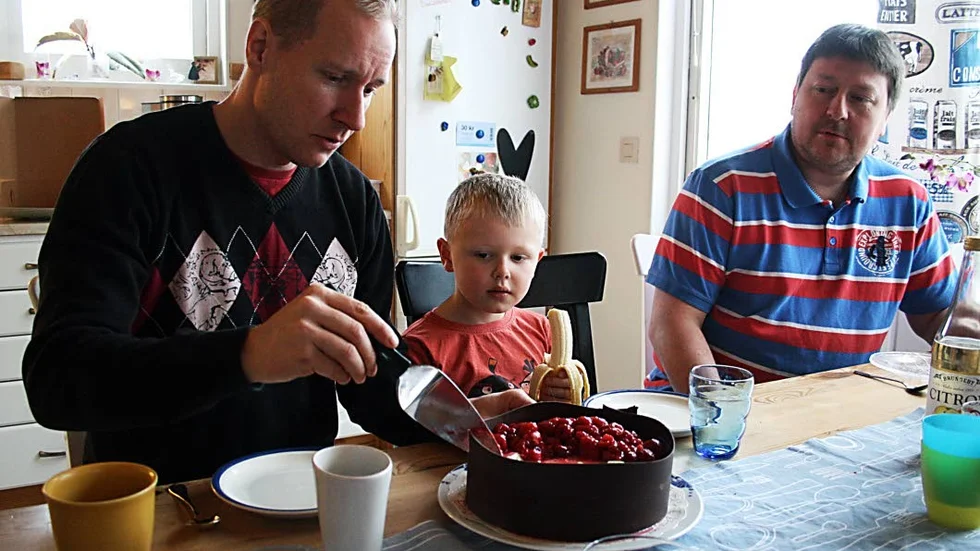 Dags att hugga in på tårtan. Olof Granath skär först biten medans sonen Sune och kompisen Johnny Vallin tittar på.