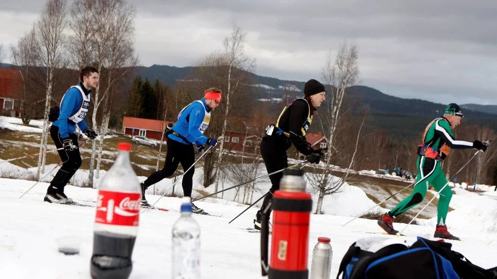 Fikapaus. När somliga jagar fram i spåren så njuter andra av en gofika i det sköna vädret.