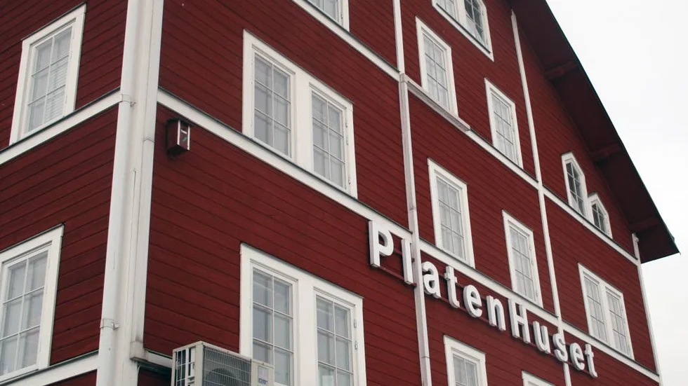 Lars-Åke Landén berättar att Platens 70-årspresent blir försenad. 
