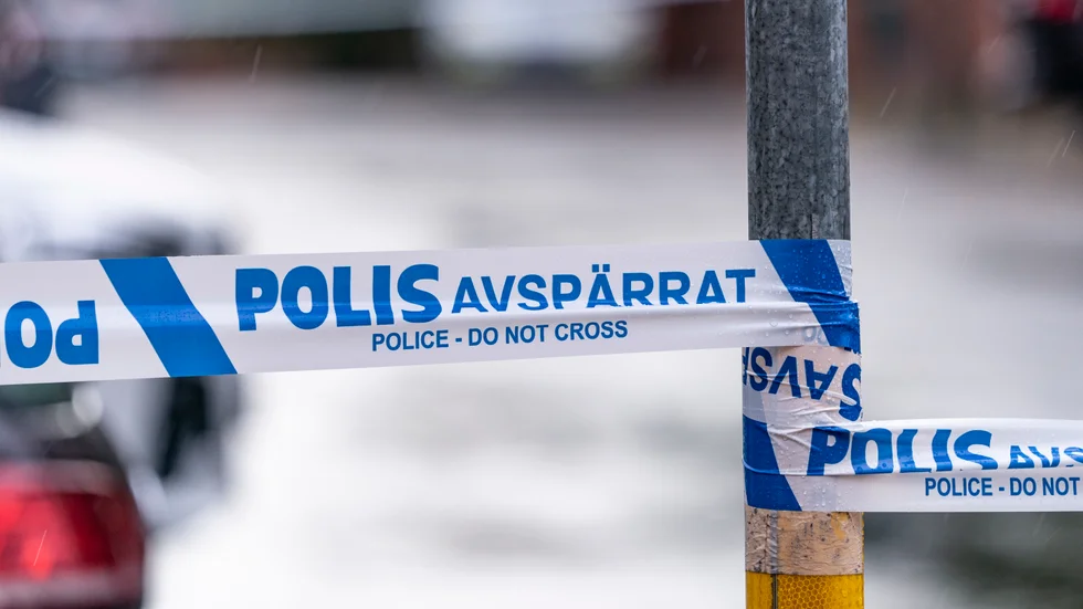 En ung man har förts till sjukhus efter att ha stickskadats vid en busshållplats i Södertälje. Arkivbild.