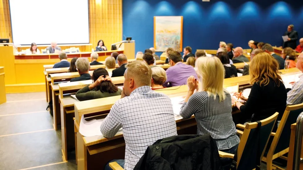 Tiden medger ingen allmänpolitisk debatt.