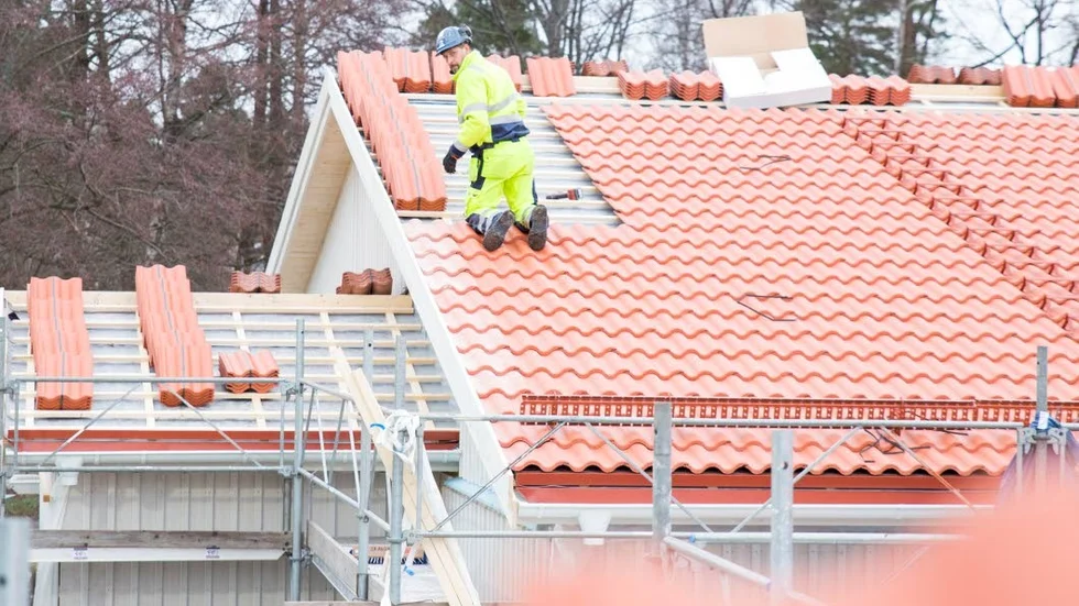 Tegel.  Jörgen Eriksson lägger tegelpannor i ett rasande tempo.