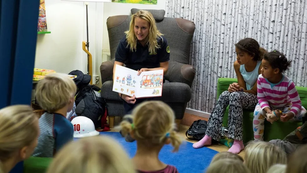 Sagostund. Brandmannen Emma Svensson läste för de små på Västerviks stadsbibliotek.