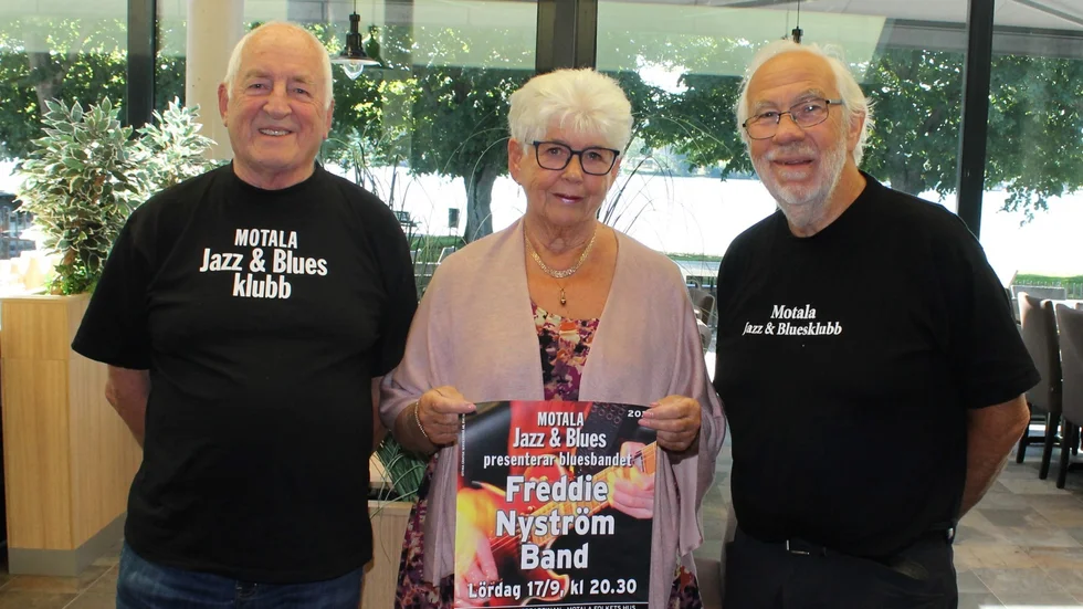 Motala Jazz & Bluesklubb är laddade inför den kommande höstsäsongen. Från vänster: Åke Lindberg, ordförande, Yvonne Eldh, kassör och Håkan Franzén, vice ordförande och bokningsansvarig. Eldh håller upp affischen för säsongens första spelning.