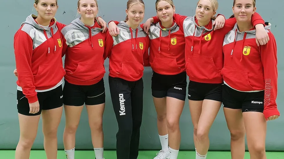 EHF:s spelare i F15: Agnes Åkerman, Amelie Tapper, Elsa Wiklund, Jennifer Hagman, Ellen Ågren och Wilja Lawton.