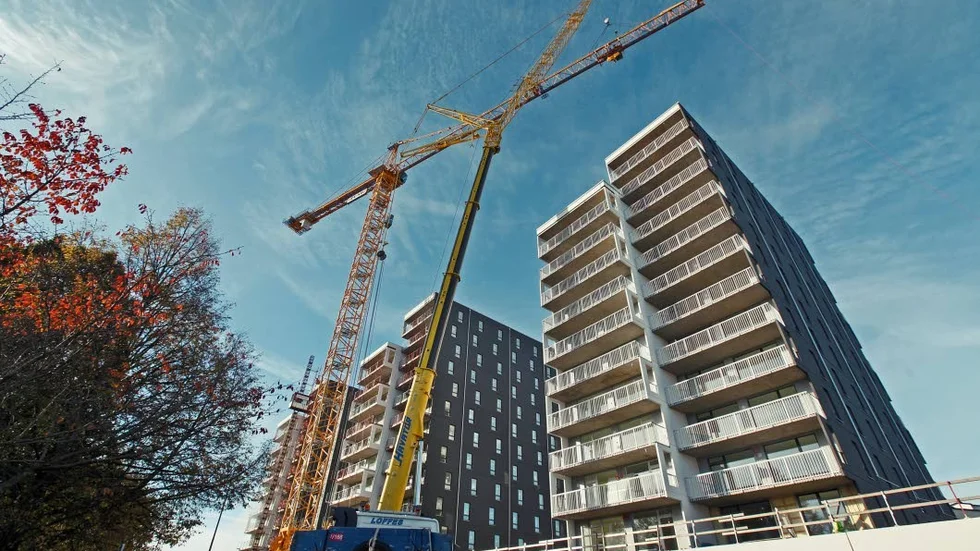 Sadelmakaren. "Vad är det som har hänt i detta byggprojekt som gjort att man nu måste sälja två av husen?" Det undrar Johan Wahlberg.