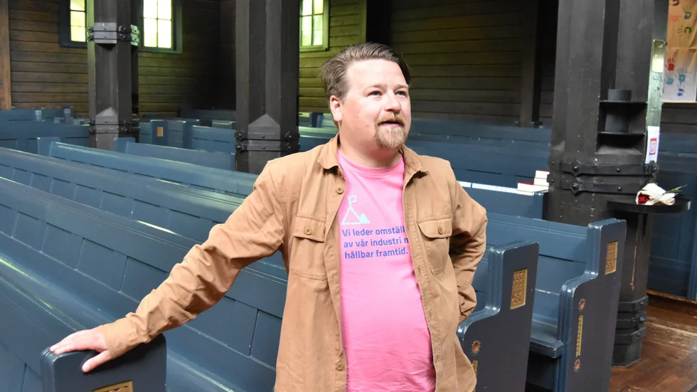 Joel Ahlquist är projektledare för stadsomvandlingen hos LKAB. Här är han inne i Kiruna kyrka, en av de kulturbyggnader som får följa med till nya Kiruna.