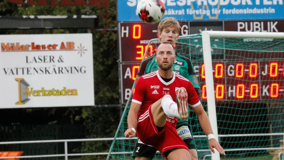 Erik Jansson försöker hålla undan för Pontus Lundén