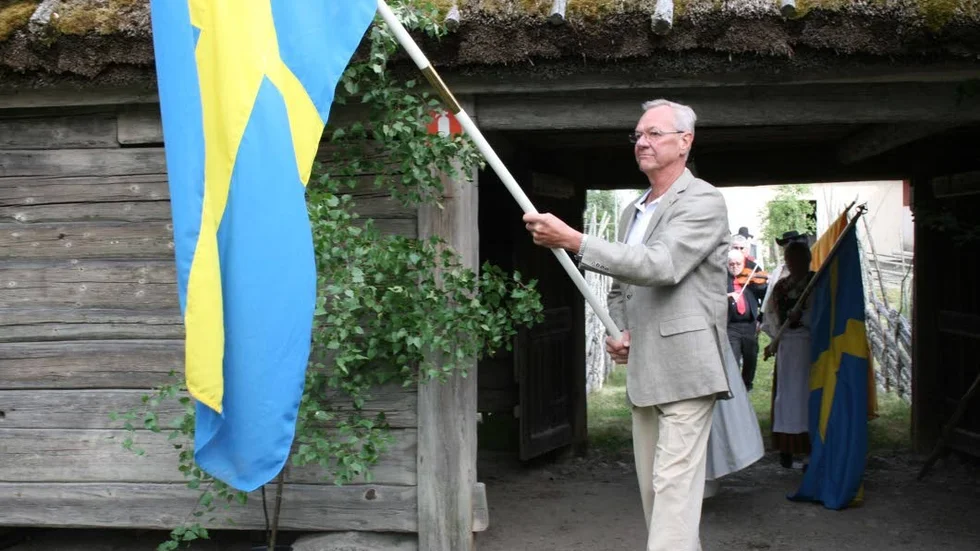 Bo Södergren i Lagunda hembygdsföreningen ledde fanvakten.