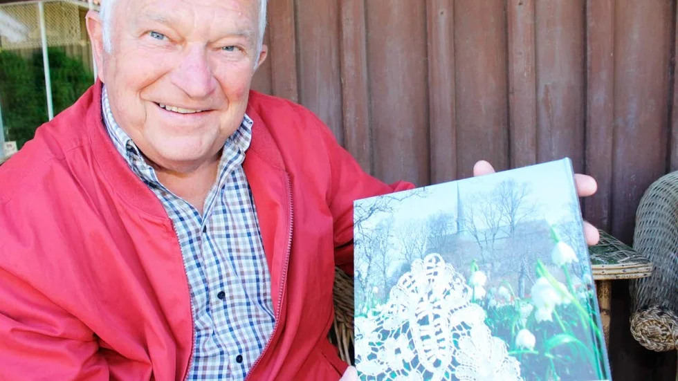FÖRLAGA. klosterliljan har fått stå modell för knypplade spetsar. Fotograf Åke Svensson har båda med i boken.