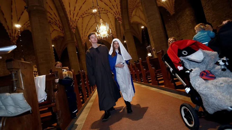 Josef och Maria på väg till Betlehem.