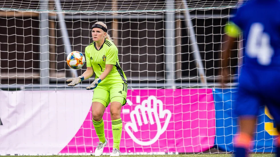 Emma Holmgren tas ut till landslagstruppen när Hedvig Lindahl saknas.