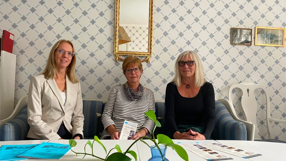 Nu i valtider spelas "Fogelstad", om Sveriges första kvinnliga medborgarskola, i kväll på Hemgården, där det också finns ett Fogelstadrum. Jeanette Lanemo-Nordenström. föreståndare för Hemgården, tillsammans med Lena Lundman och Ulla-Britt Eriksson från Riksteatern Norrköping.