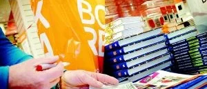 Hela personalen plockar böcker