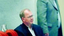 Kan tänka sig en försäljning. Centerpartisten Christer Jonsson (t v) och folkpartisten Pierre Edström  kan tänka sig att överlåta tv-utbildningen i Gamleby på en privat entreprenör. Foto: Anders Liljegren