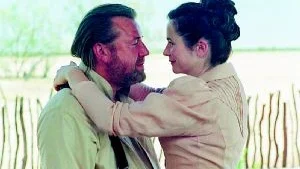 Australisk. Ray Winstone och Emily Watson i "The proposition", en brutal men också välgjord och välspelad australisk film. Foto: Triangelfilm