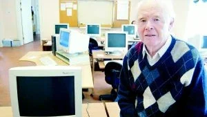 Ordförande hela tiden. Per-Erik Augustsson har varit ordförande hela tiden som Gamleby-Data funnits. I förra veckan lades föreningen ner, den behövs inte längre, men det var inte så länge sedan som en persondator kostade 40 000 kronor och var en omöjlig investering för ett mindre företag.  FOTO: HANS BRANDIN