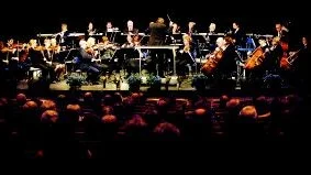 Vårkonsert. Västerviks Orkesterförening, i den uppställning som krävdes för det här årets Vårkonsert i Bryggaren på söndagskvällen. Dirigenten är Sören Petterson. Foto: matila ahl
