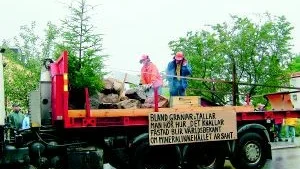 Eld i berget. Att det sprängs och letas metaller i Fästad hördes lång väg.