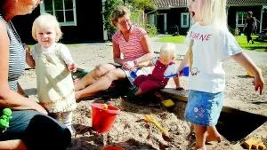 Leker i sandlådan. Systrarna Julia (till vänster) och Linnea Pettersson går båda på avdelningen Fjärilen på Jurabackens förskola i Västervik. För Julia som är en tuff tjej har inskolningen gått bra, men just den här dagen håller hon sig gärna i närheten av barnskötaren Annika Rampe.  Elias Swärd (på kanten) håller sig gärna i närheten av "sin" inskolningsfröken Ingela Carlsson men har de senaste dagarna gått mer från att vara en betraktare till att själv delta i gemenskapen.