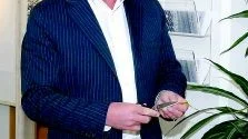 Bandklippning. Kommunalrådet Harald Hjalmarsson klippte bandet och förklarade centret för invigt.