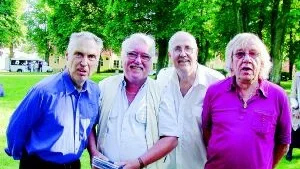 Kärt besök. Trio mé Bumba är namnet, alltså en trio plus en till. Numera är det mera Trio inklusive Bumba. "Pluset" den här gången var den genuina vissångaren Ivan Dittmer. Det är han som står längst till höger. De andra är från vänster Jan-Erik Lindqvist (Bumba), Rolf Larsson och  Bertil Lindblom.
