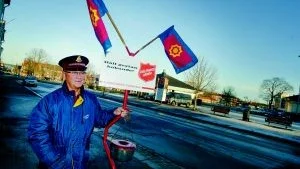 Givmilda. Svensken i allmänhet skänker inte mer pengar bara för att det är jul. Västerviksborna verkar dock vara ett undantag. Berth Andersson på Frälsningsarmén är en av flera som intygar att det förhåller sig så.