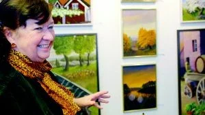 Skaparglädje. Åsa Frosterud-Jägerhorn har under hösten målat många akvareller med motiv från Västervik och omnejd. Sol, ljus och nostalgi går igen i många av hennes målningar. Foto: Ilkka Ranta