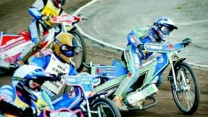 På väg mot SM-final. Peter Ljung,blå huva, i täten före Magnus Karlsson, vit huva, och Magnus Zetterström, gul huva, i det elfte heatet. Magnus Karlsson vann till slut heatet före Magnus Zetterström och Peter Ljung.                                                                                                                          Foto: MATILDA AHL