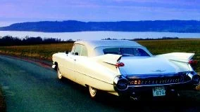 Cadillac series 62 från 1959. Ingen bilbok utan en Cadillac. Det här är en vit av årsmodell 1959, med de riktigt stora fenorna baktill.