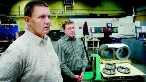 Mer ström. Anders Wallén och Christer Eresjö på Tjust Mekaniska Verkstad AB är mycket nöjda med uppgörelsen med Västerviks Kraft. Parterna delar på kostnaden för den extra strömförsörjning som möjliggör ökad produktion. Foto: ANDERS LILJEGREN