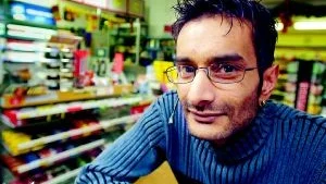 Ingen bunkrar - ännu. Hittills har det inte varit någon rusning efter snus trots den annalkande prishöjningen. Varken Laila Karlsson på Coop Extra eller Nimes Patel på Östermalms direktbutik har märkt av någon framförhållning från kundernas sida. Efter nyår höjs priset på en dosa lössnus med cirka tio kronor. Foto: Anders Steiner