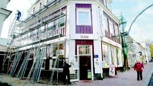 Ny färg. Fastigheten som bland annat inrymmer bokhandeln i Västervik har under hösten försetts med ny fasadfärg. Här plockar grabbarna på H J:s byggställningar AB ner sitt "plockepinn" efter det att fasadrenoveringen genomförts. Foto:  ANDERS LILJEGREN