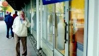 Tar ner skylten. Svensk Kassaservice lägger ner i Gamleby. Foto: Hans Brandin