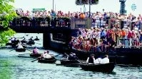 Traditionell rodd till Västervik.  Sjömärken, gamla ekor och folkliv.  Det var det sjönära Västervik som stod i fokus under gårdagens Hasselörodd och start för årets boatmeet.  Tappra roddare kämpade hela vägen från Hasselö, men först i hamn blev systrarna Lisa och Anna Bengtsson (längst till höger).   Matz Pettersson (andra till höger nedre raden) från Västerviks museum kunde konstatera att även årets upplaga av rodden blev en lyckad tillställning.