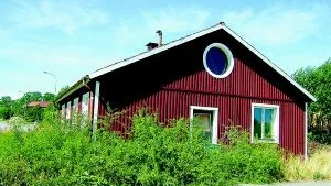 Iordningställt. Den gamla tvättstugan i Blankaholm renoverades för byggjobbare i byggprojekt och är beläget 40 meter från barackerna. - Det kommer till användning redan till hösten om allt går i lås, menar Jari Koivunurmi.