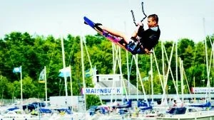 Säker i vattnet. Petter Wallerius kontrollerar linorna och selen inför gårdagens kitesurfuppvisning.