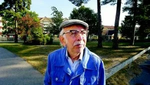 Orolig för bygge. Bertil Edblom är rädd för att Bostadsbolagets garagebygge ska göra området vid Lindövägen och Johannesbergsvägen mer grått. Foto: ANDERS STEINER