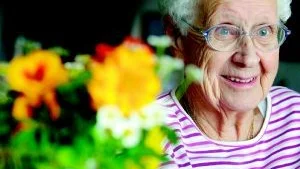 95 år ung. Karin Lundqvist berättar gärna om sitt liv men vill inte att vi "skriver något större schabrak i tidningen". Då gör vi inte det.