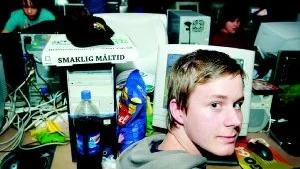 Sover över. Med chips, läsk och pizza hoppas Henrik Johansson klara sig över helgen. Utrymme att sova på finns, och många deltagare stannar kvar i lokalerna hela helgen.