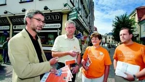 Enad front. Sverker Thorén (fp), Anders Åkesson (c), Chatrine Pålsson Ahlgren (kd) och Jan R Andersson (m) genomförde på fredagen den första gemensamma borgerliga valturnén i Kalmar län. Under dagen hann de med Kalmar, Oskarshamn, Västervik och Hultsfred.