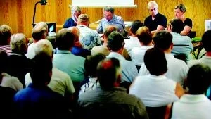 Folksamling. Uppslutningen var stor då planerna för utbyggnaden av E22 mellan Västervik och Gamleby presenterades i går. Stämningen i församlingen var något irriterad då det var svårt att se på bildmaterialet av vägen exakt vilka avsnitt som det handlade om.Foto: Matilda Ahl