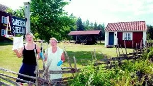 Hemkokt. Sofia Grenfeldt och Solbritt Ottosson framför det lilla karamellkokeriet vid hembygdsgården vid Råberga i Lofta.