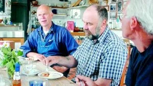 Ledartrio. Tre av huvudpersonerna som finns med under skärgårdsturen Kustmål är från vänster "håvmästare" Jan Hartman vid Laxboa på Grindö, skeppare på Garpen Tord Olsson, samt Göran Stenberg från Städsholmen.
